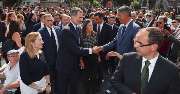 Foto: El Rey Felipe VI saluda al líder del PPC, Xavier García Albiol (d), a su llegada a la plaza de Catalunya. (EFE)