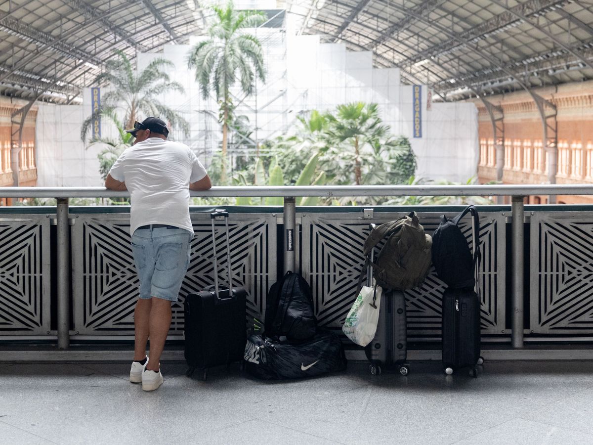 Foto: Un hombre con varias maletas en la estación de trenes Puerta de Atocha-Almudena Grandes. (Europa Press/Eduardo Parra)