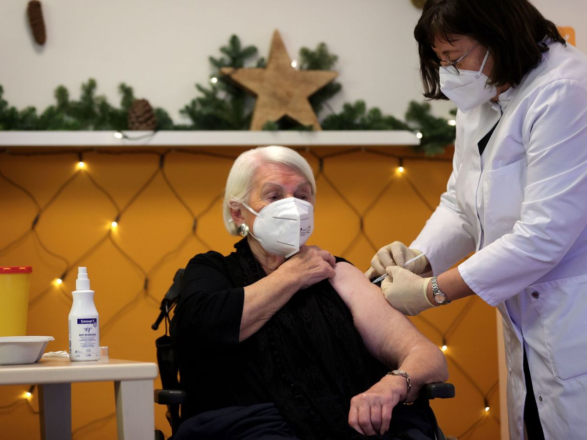 Foto: Una mujer de 92 años es vacunada en Colonia, Alemania, el pasado 27 de diciembre. (Foto: EFE)