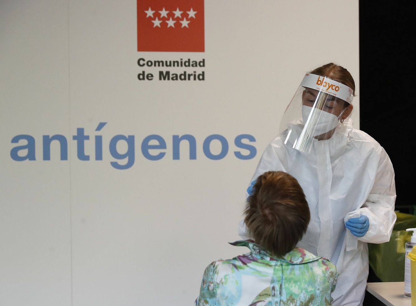 Personal sanitario, realizando un test de antígenos. (EFE/J.P. Gandul)