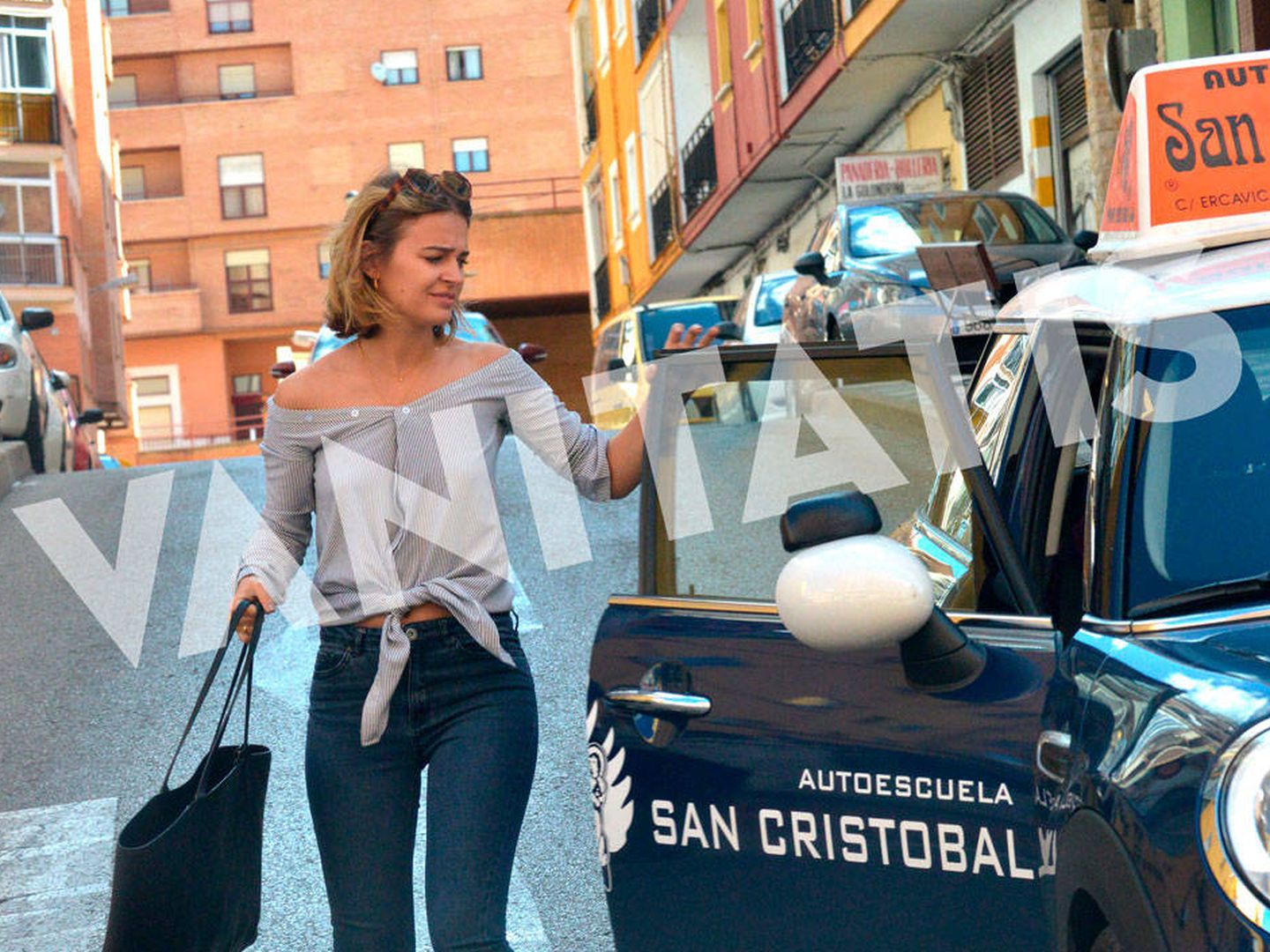 Vea todas las imágenes de Laura Escanes sacándose el carnet de conducir en Cuenca. 