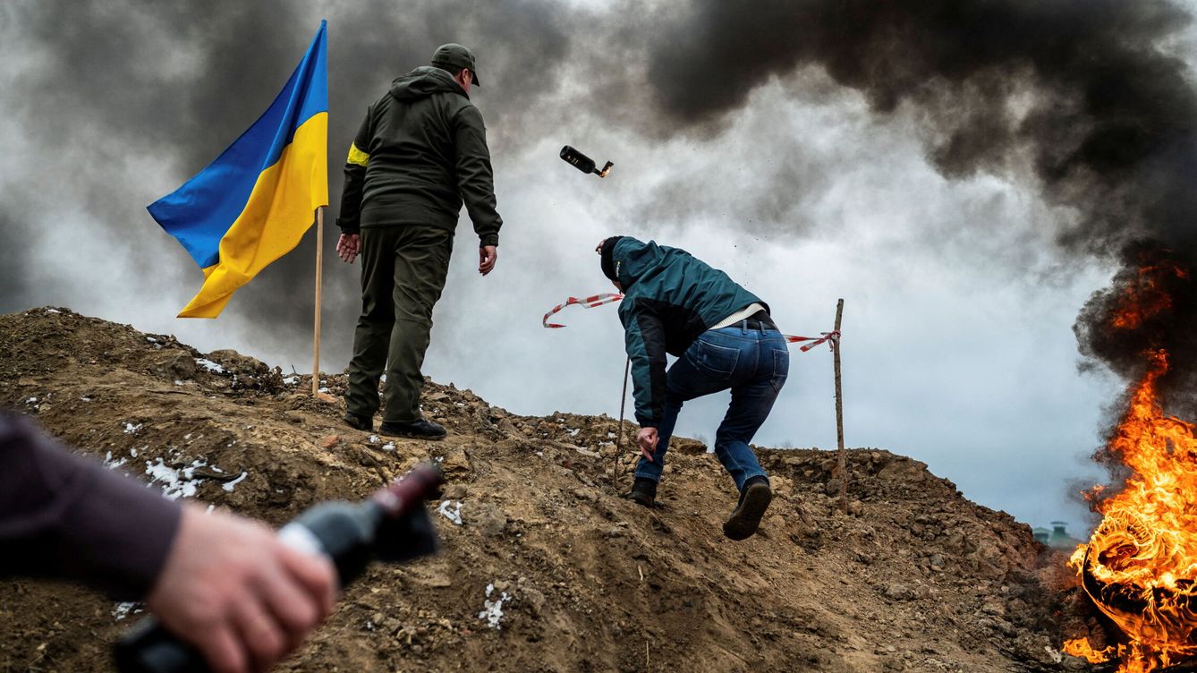 Foto: Civiles entrenan el lanzamiento de cócteles molotov en Zhytomyr, Ucrania. (Reuters/Viacheslav Ratynskyi)