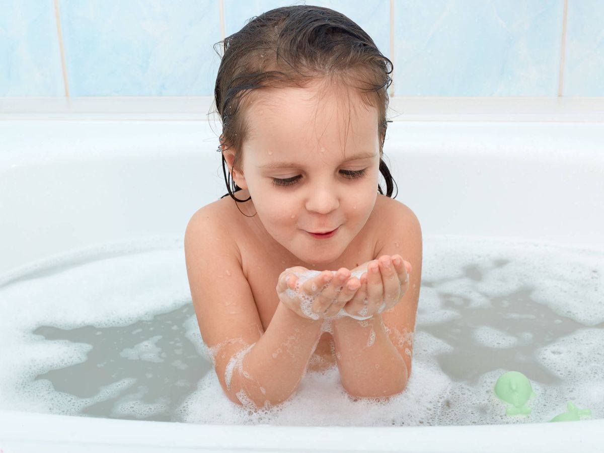bebé tomando un baño en una palangana - foto an - Compra venta