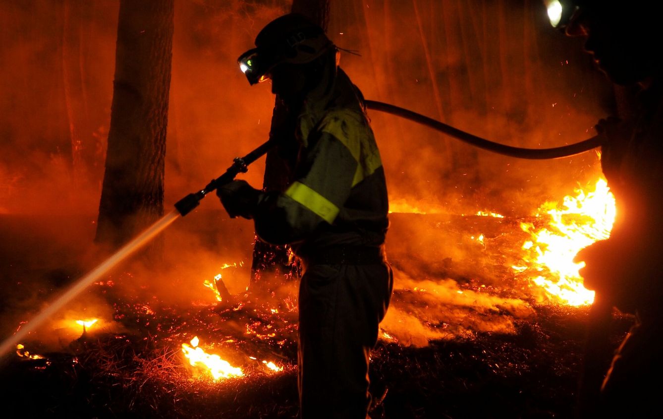 Efectivos de la Unidad Militar de Emergencias luchando contra un incendio. Foto: EFE/Eliseo Trigo