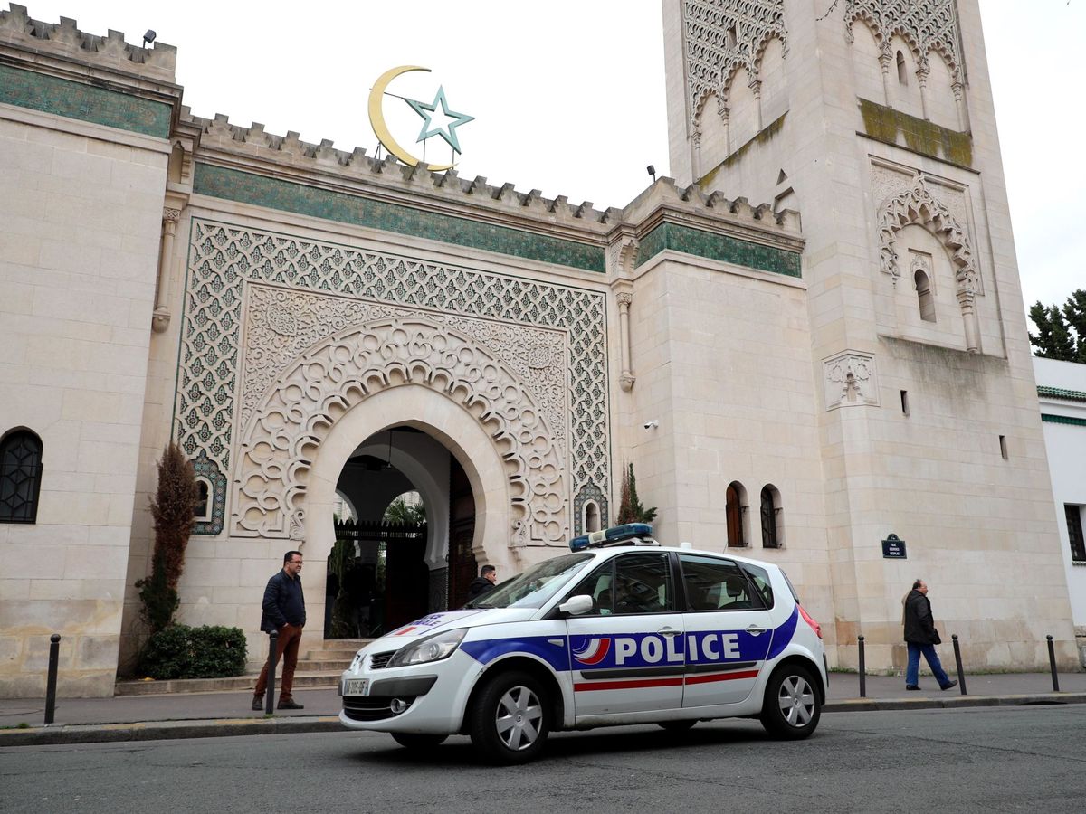 Foto: Imagen de archivo de efectivos policiales ante la Gran Mezquita de París. (EFE)