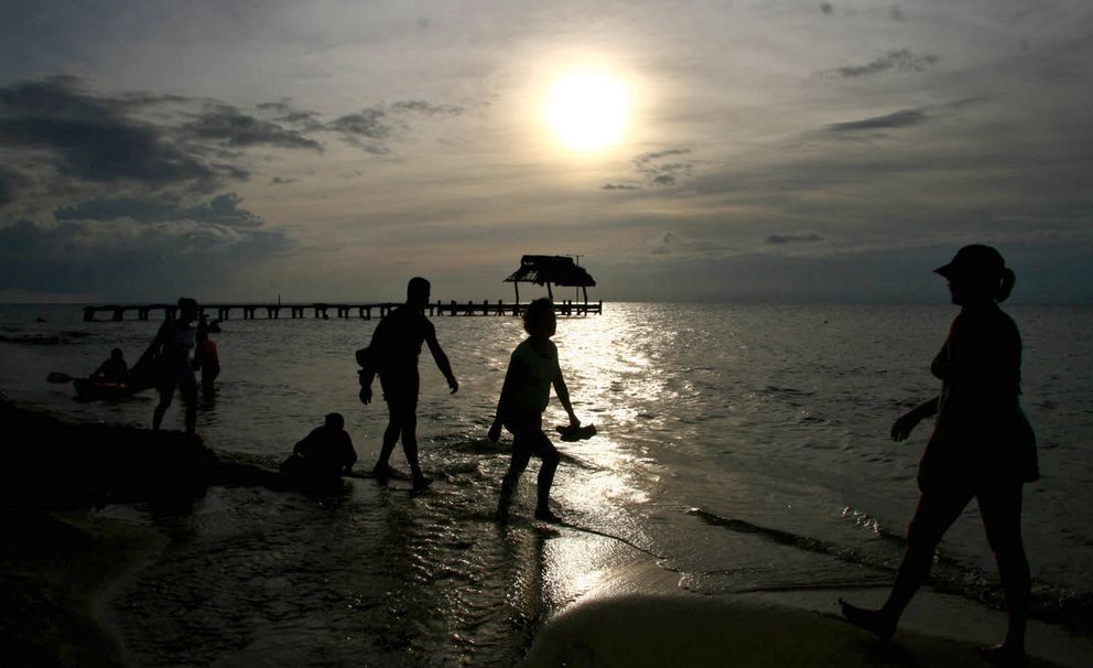 Turistas pasean por una playa de la isla mexicana de Cozumel (Reuters).  