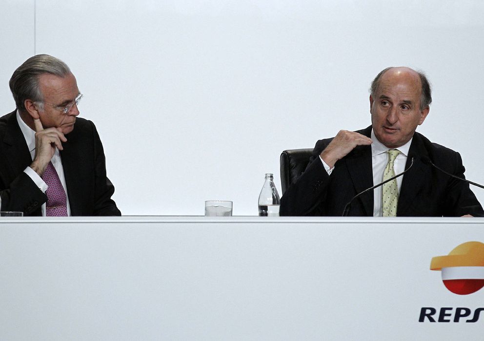 Foto: El presidente de Repsol, Antonio Brufau (d), junto al presidente de la Caixa, Isidre Fainé. / EFE