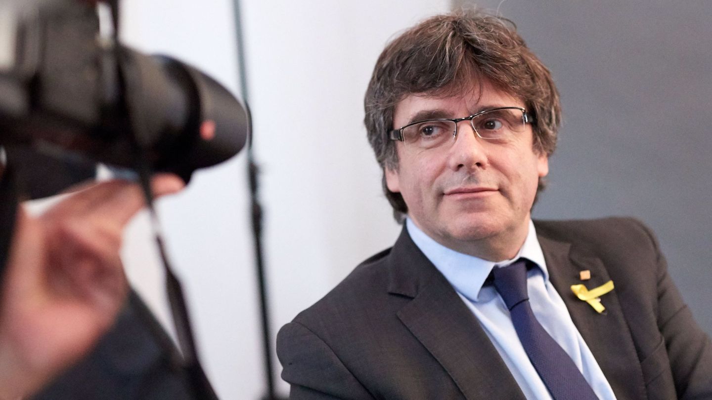 El expresidente de la Generalitat Carles Puigdemont posa para los fotógrafos en abril. (EFE)  