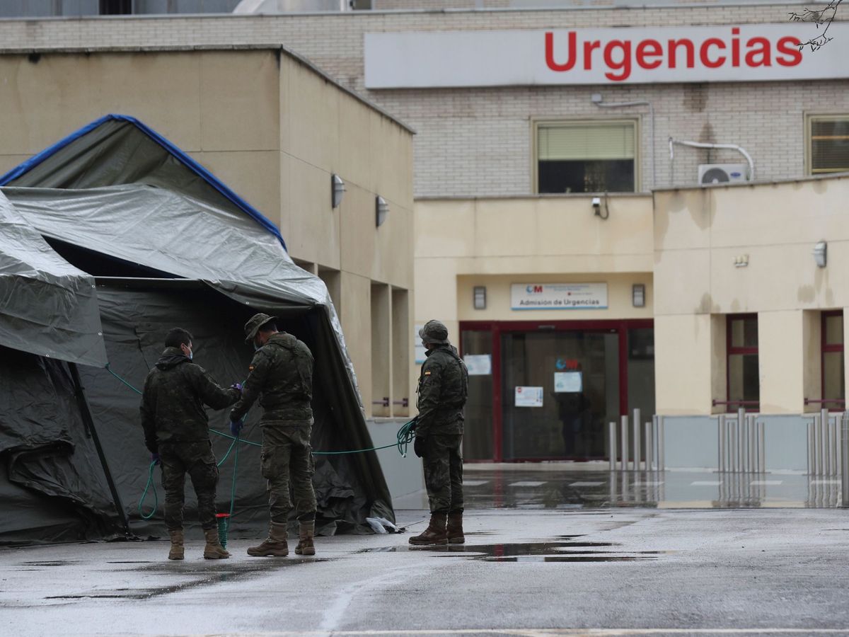 Foto: Instalación de un hopsital de campaña por parte del Ejército junto al Universitario Gregorio Marañón de Madrid. (EFE)
