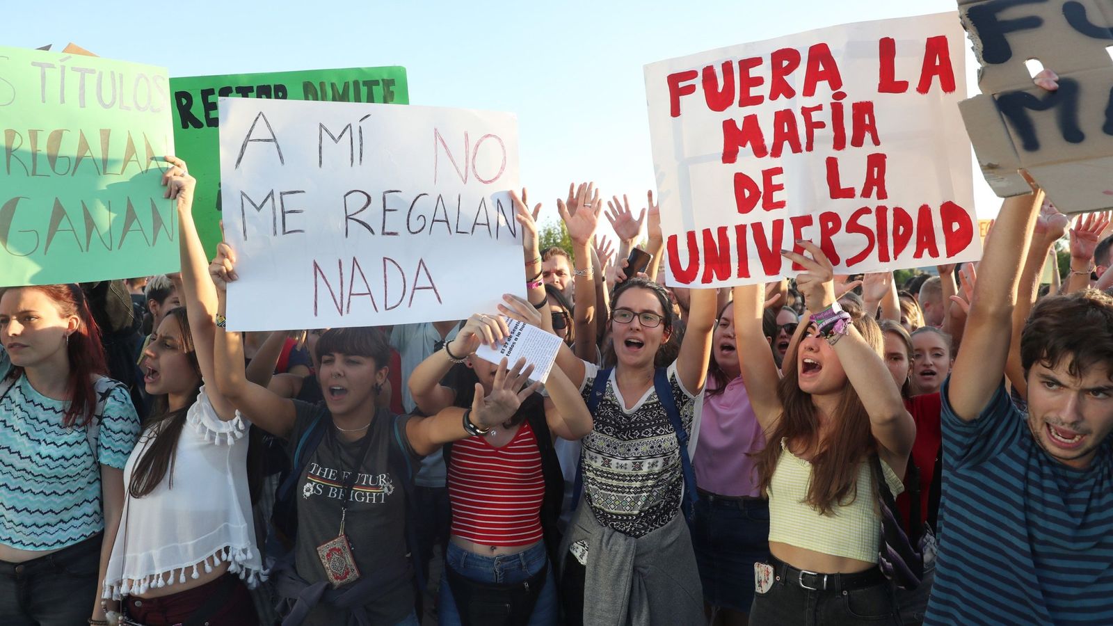 Foto: Un grupo de alumnos en la huelga convocada por las asociaciones estudiantiles en los distintos campus de la Universidad Rey Juan Carlos (URJC) para pedir la dimisión de su rector, Javier Ramos. (EFE)