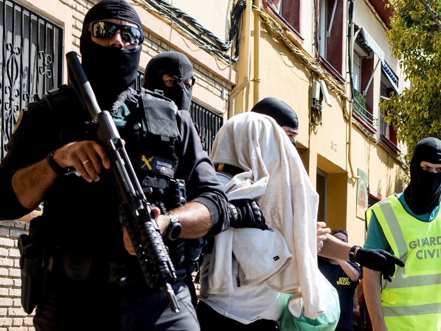 La Guardia Civil traslada al detenido del Cami del Mig de Mataró. (EFE)