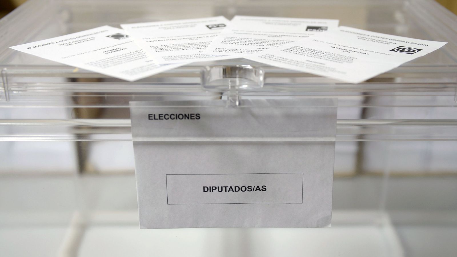 Foto: Algunas de las papeletas que podrán encontrarse hoy en los colegios electorales. (EFE)
