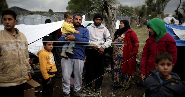 Foto: Un grupo de sirios en una campo de refugiados cercano a Mora, en la isla de Lesbos