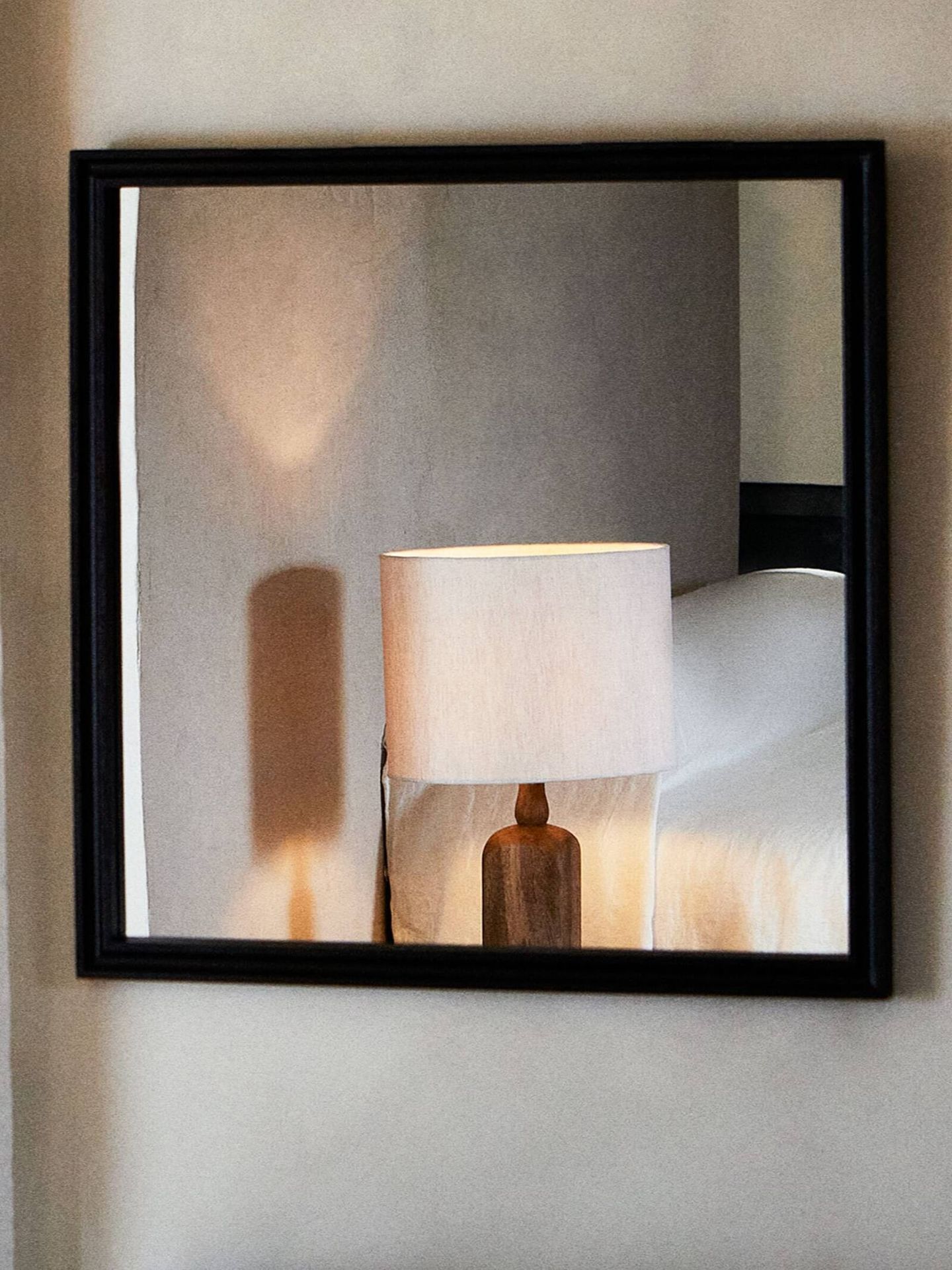 Cuadrado y con marco negro, el espejo atemporal de Zara Home. (Cortesía/Zara Home)