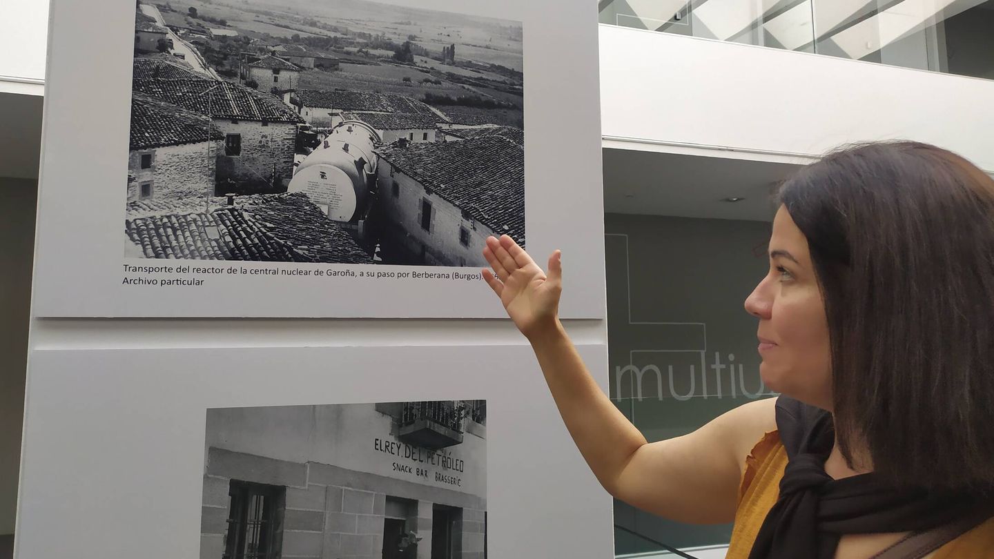 Esther Sánchez muestra la imagen del traslado del reactor de Garoña. (J. P.)