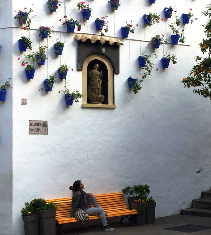 Una turista posa en el 'barrio andaluz'. (Á. V.)