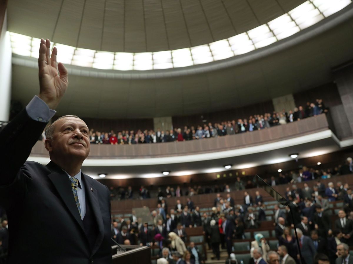 Foto: El presidente de Turquía, Recep Tayyip Erdogan, saluda a los diputados mientras pronuncia un discurso ante los miembros del gobernante Partido Justicia y Desarrollo (AKP) en el Parlamento en Ankara. (EFE)