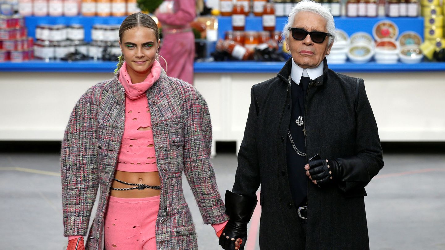 Karl Lagerfeld y Cara Delevingne. (Reuters)