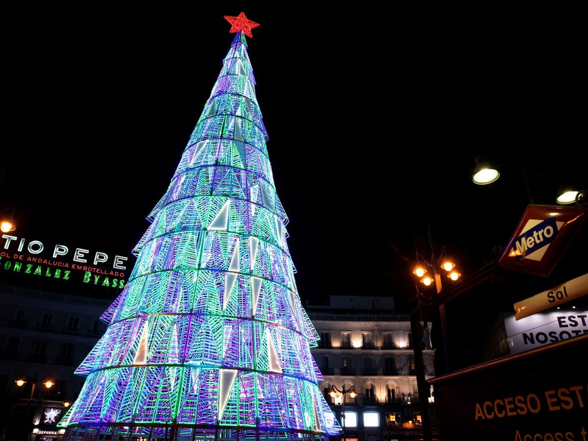 Foto: Luces de Navidad en la Puerta del Sol de Madrid. (EFE)