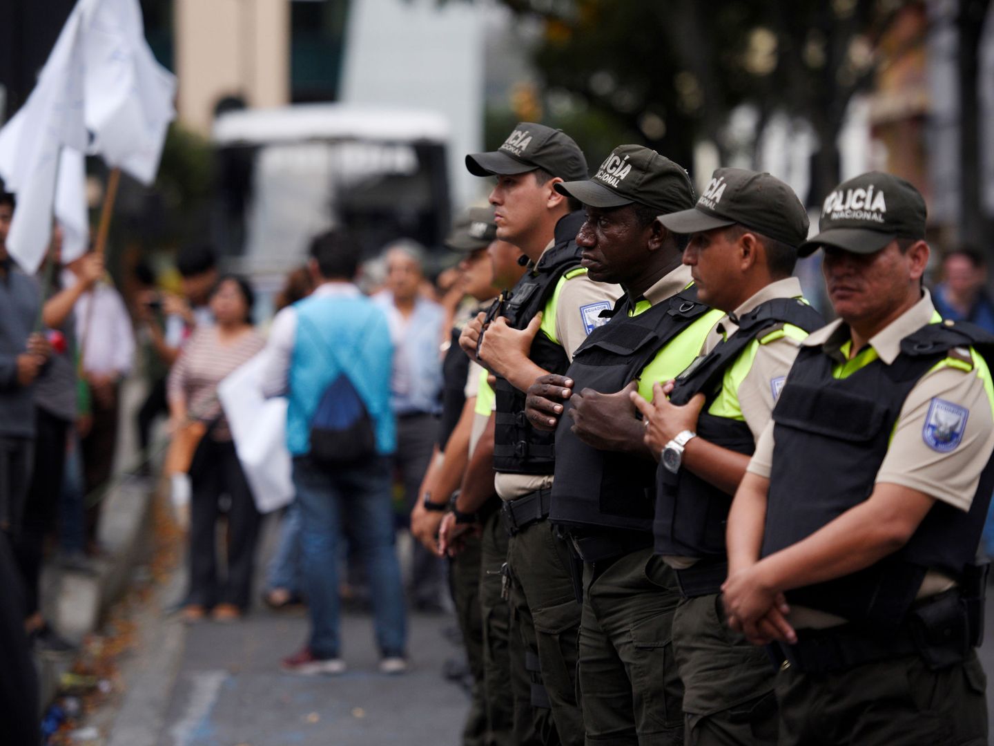 Varios policías controlan las protestas en Ecuador. (Reuters)