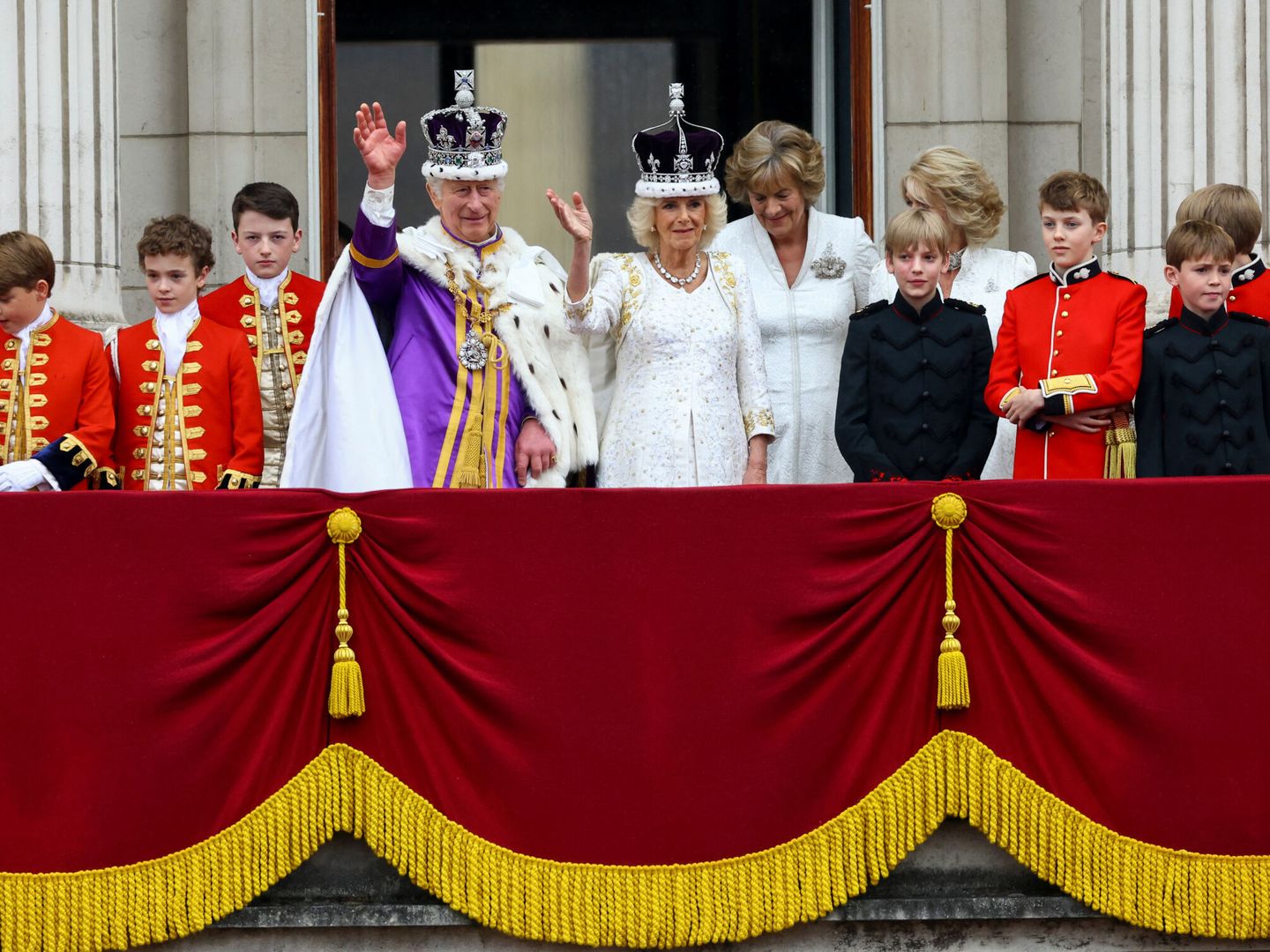 Saludo de Carlos III y la reina Camila desde el balcón de Buckingham. (Reuters/Hannah McKay)