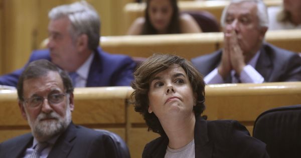 Foto: El presidente del Gobierno, Mariano Rajoy, junto a la vicepresidenta, Soraya Sáenz de Santamaría, durante la sesión de control al Ejecutivo en el Senado. (EFE)