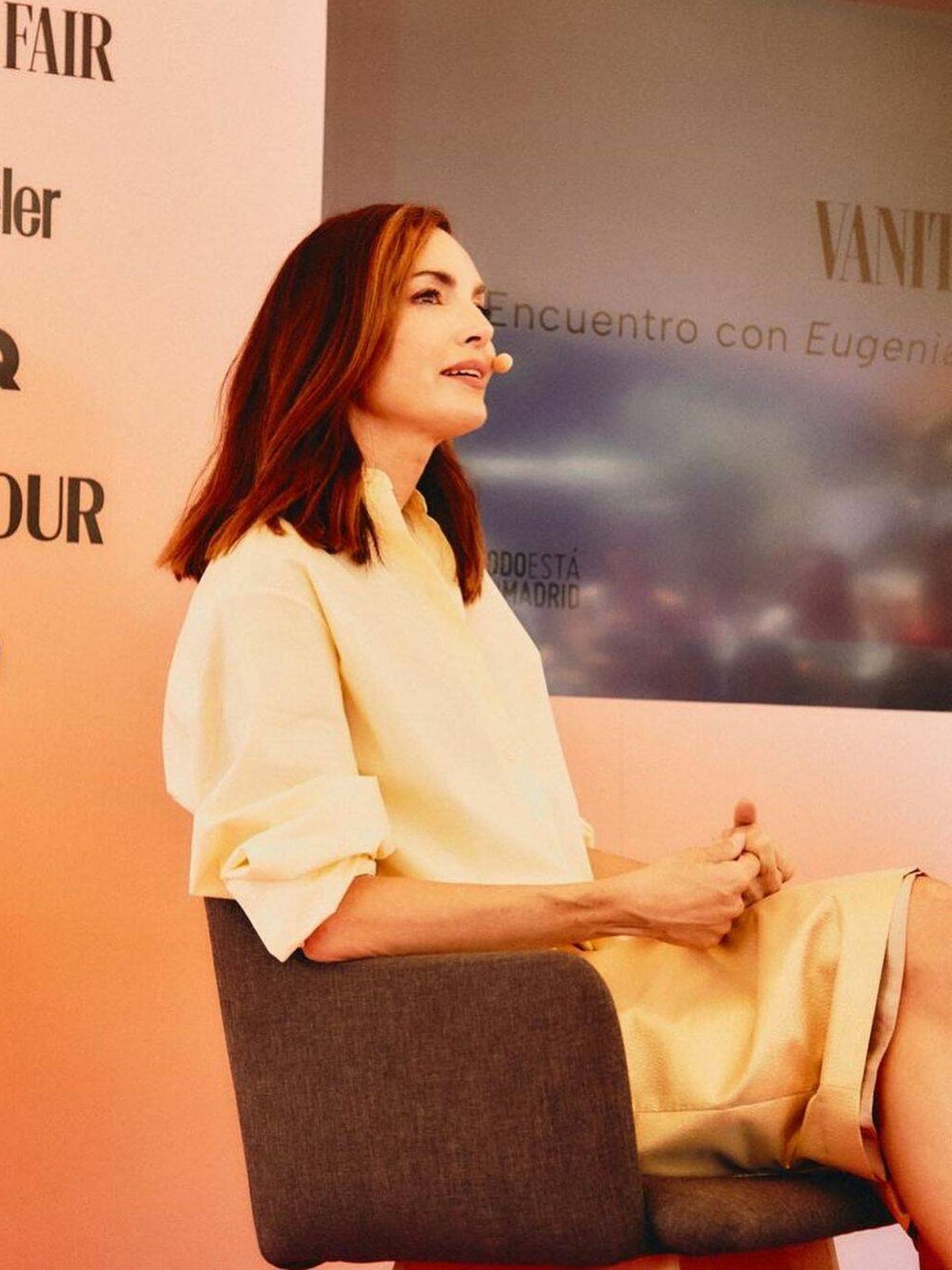 Eugenia Silva, en medio de la conferencia con sus marcadas mechas frontales. (Instagram/@eusilva)