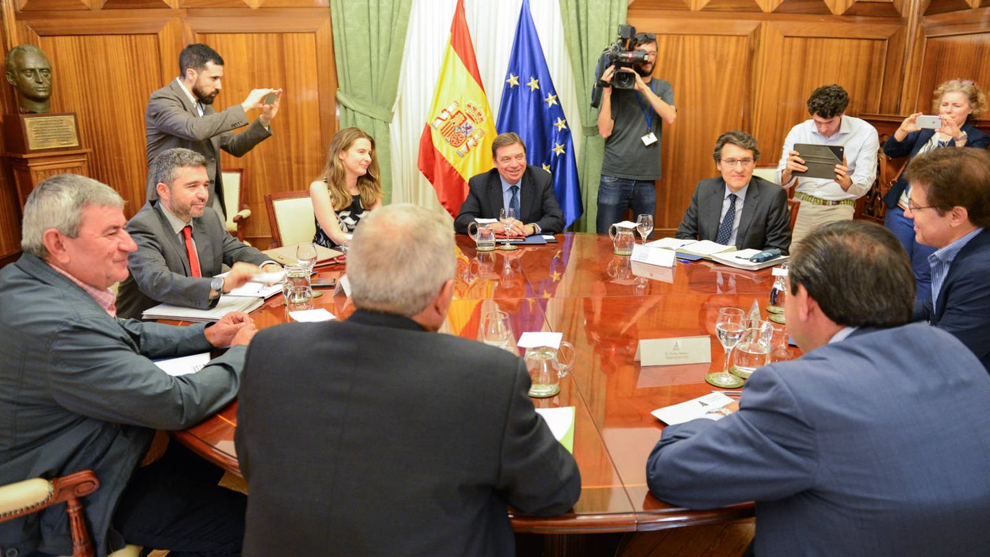 El ministro de Agricultura, Luis Planas (centro) en una reciente reunión con representantes del sector agroalimentario. (Mapama)