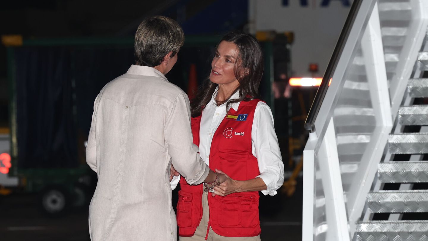 La reina Letizia es recibida por la primera dama de Colombia, Verónica Alcocer. (EFE)