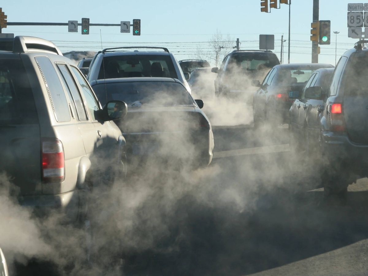 Foto: La contaminación de los coches es una amenaza directa a la salud. (iStock)
