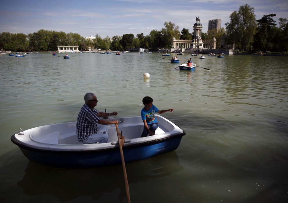 Foto: Madrileños disfrutando de un paseo en barca en el parque del Retiro, el mayor pulmón de la capital. (EFE)
