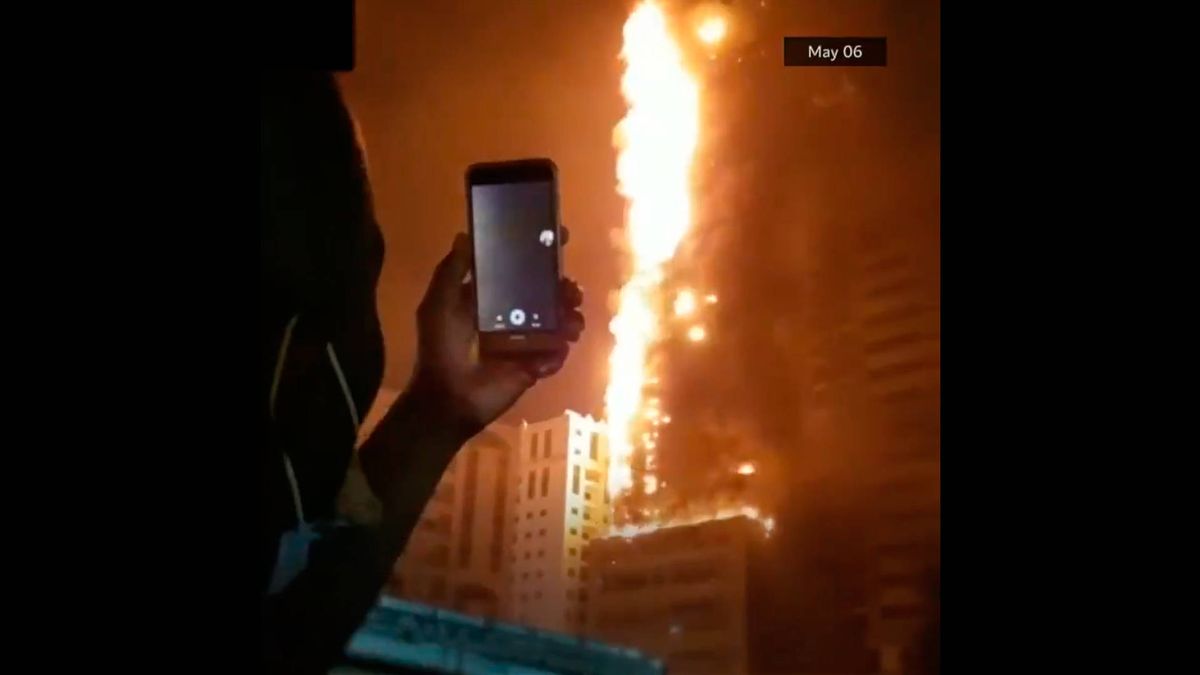 Un incendio arrasa un rascacielos de 49 plantas en los Emiratos Árabes