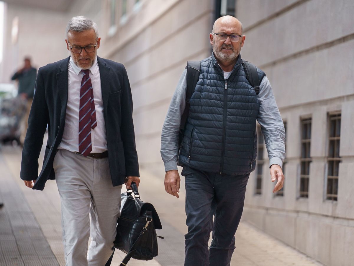 Foto: El exdiputado nacional del PSOE Juan Bernardo Fuentes (d), junto a su abogado, Raúl Miranda. (EFE/Ramón de la Rocha)