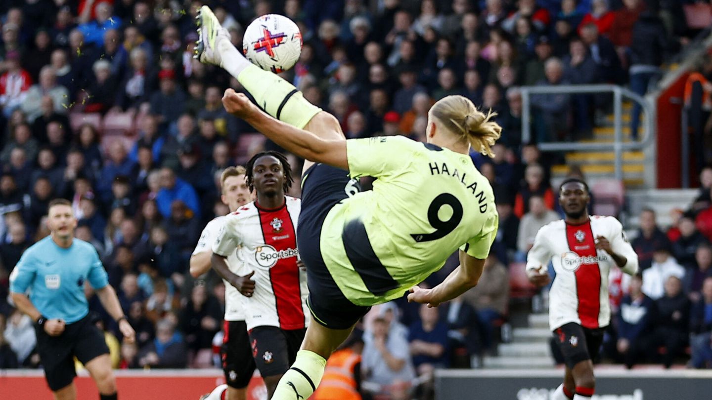 Erling Haaland marca uno de sus dos goles al Southampton. (REUTERS/Peter Nicholls).
