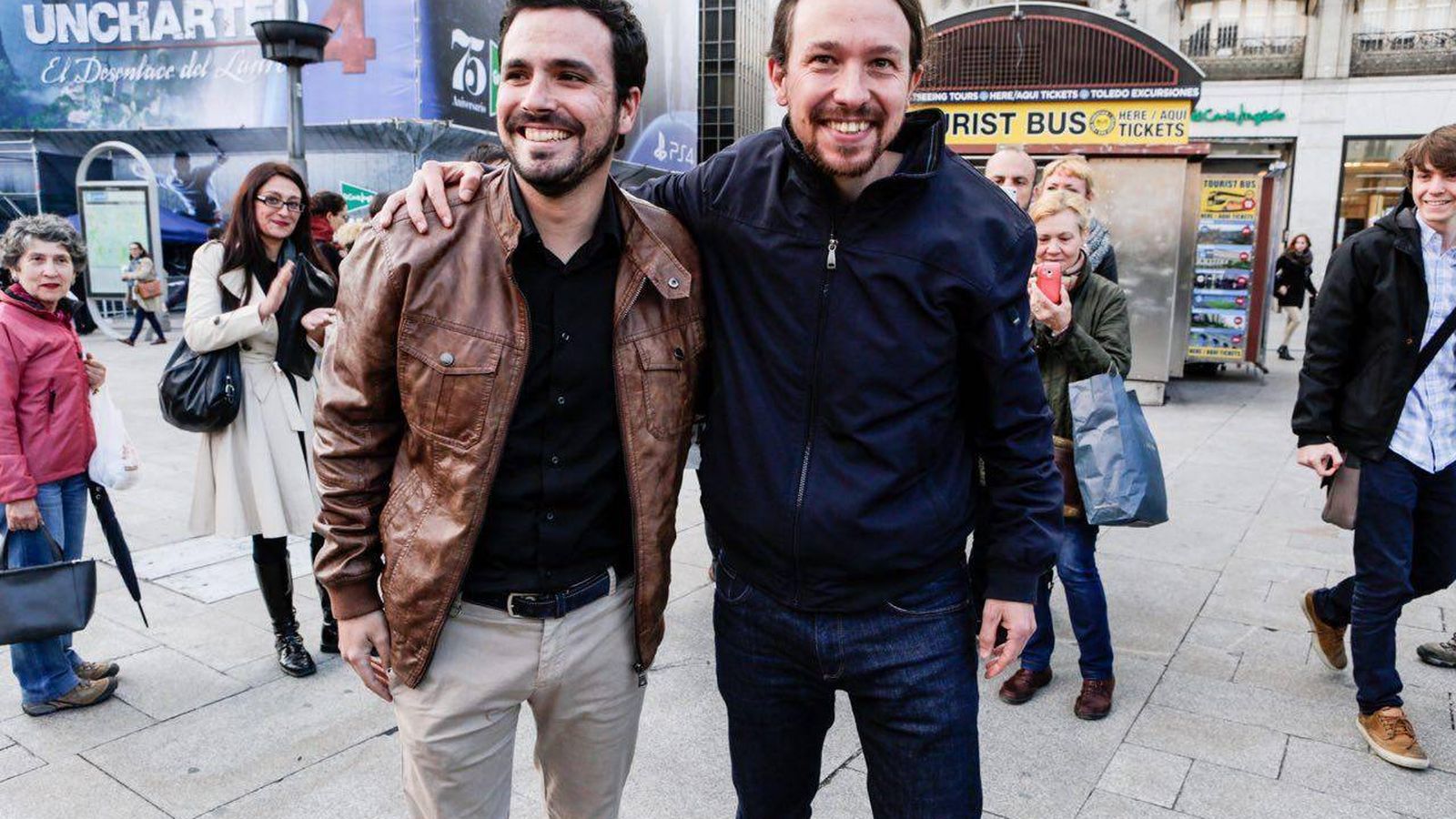 Foto: Alberto Garzón y Pablo Iglesias en la Puerta del Sol de Madrid, este 9 de mayo, tras anunciar el preacuerdo de Podemos e IU para las elecciones del 26-J. (José Camó)