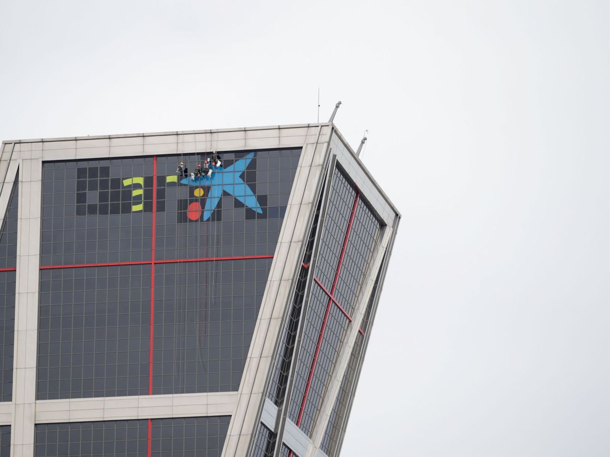 Foto: Sede de CaixaBank en Madrid durante el cambio de logo tras la fusión con Bankia. (Reuters)