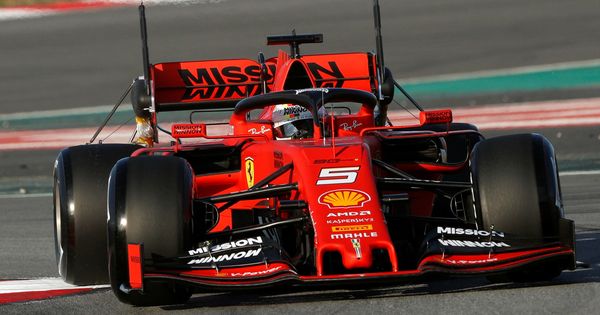 Foto: Sebastian Vettel en acción durante el primer día de test en Barcelona. (Reuters)