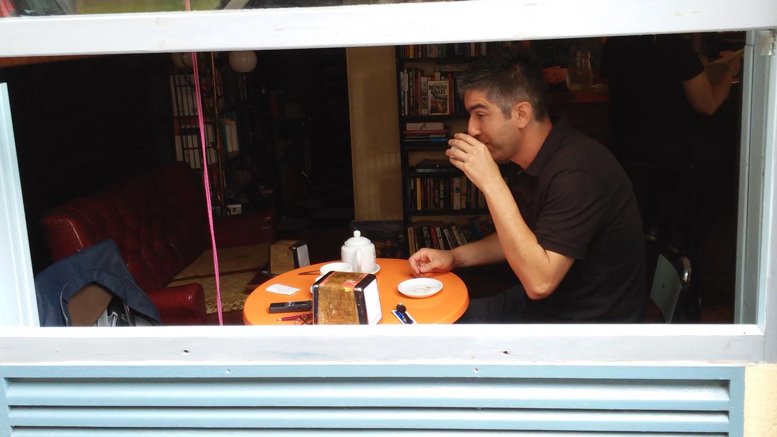 Foto: Javier Rodríguez Marcos durante la entrevista, en una cafetería del barrio de Lavapiés. (E.C.)