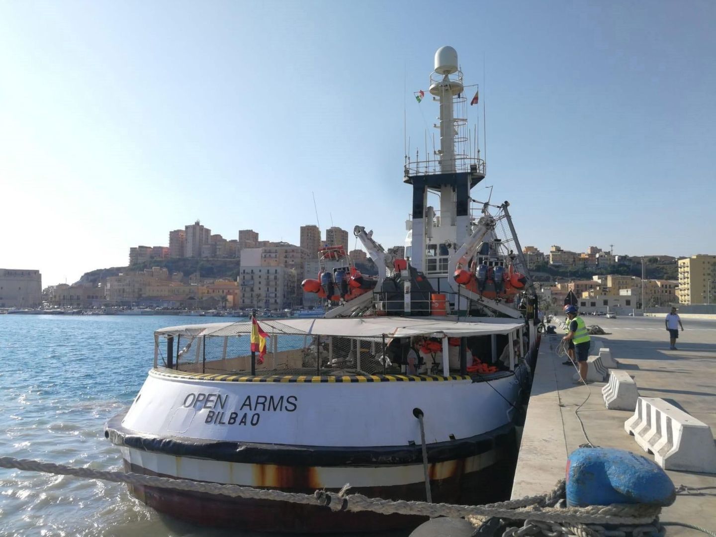 El Open Arms, en el puerto de Lampedusa. (EFE)