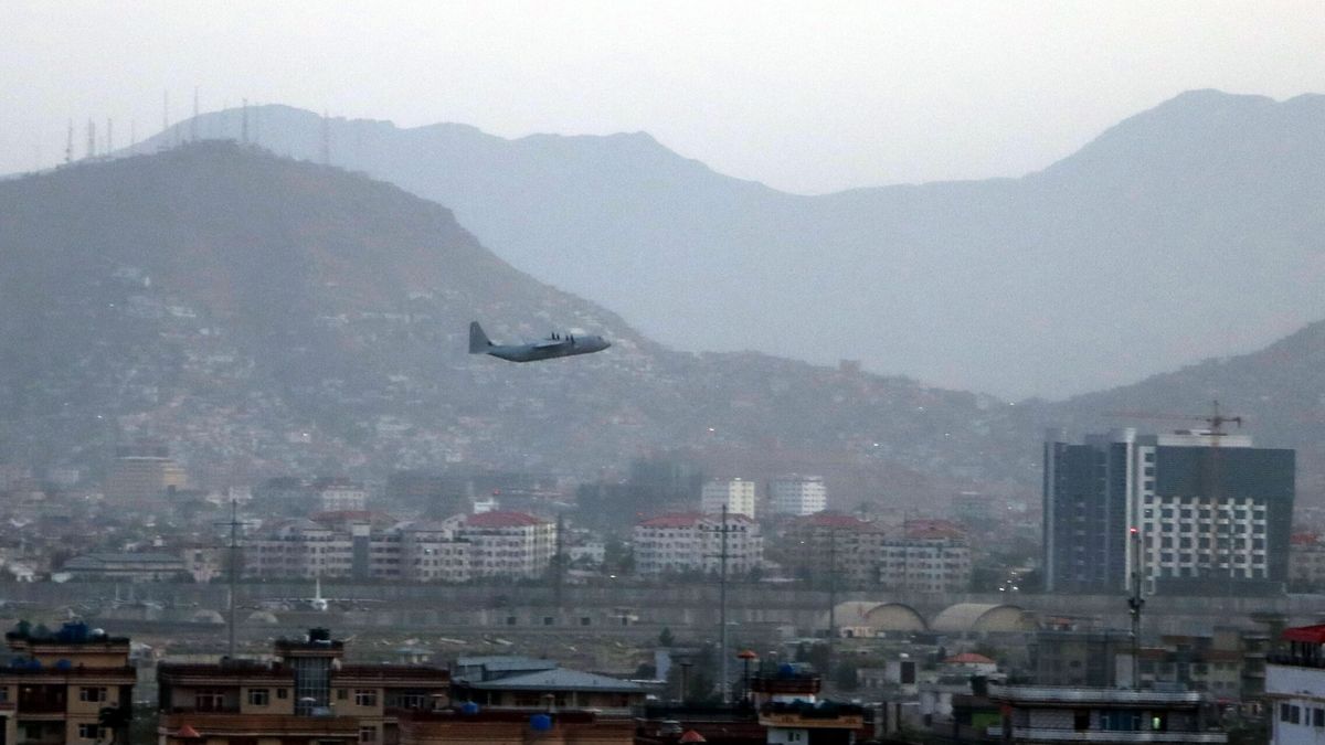 Sale de Kabul el avión español que estaba en el aeropuerto durante el atentado