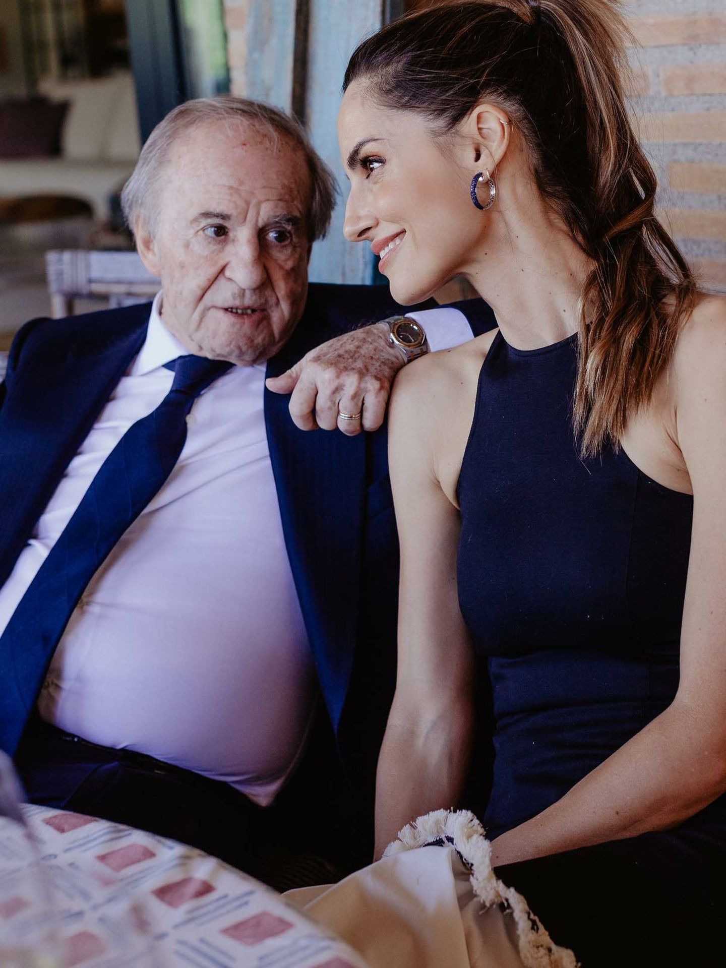 La top model canaria escucha atenta a su suegro. (Instagram/@ariadneartiles)