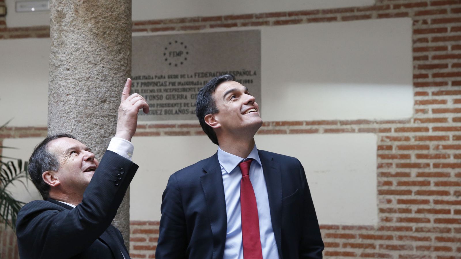 Foto: Pedro Sánchez se reúne con el presidente de la FEMP, el socialista Abel Caballero, también alcalde de Vigo, este 17 de febrero. (EFE)