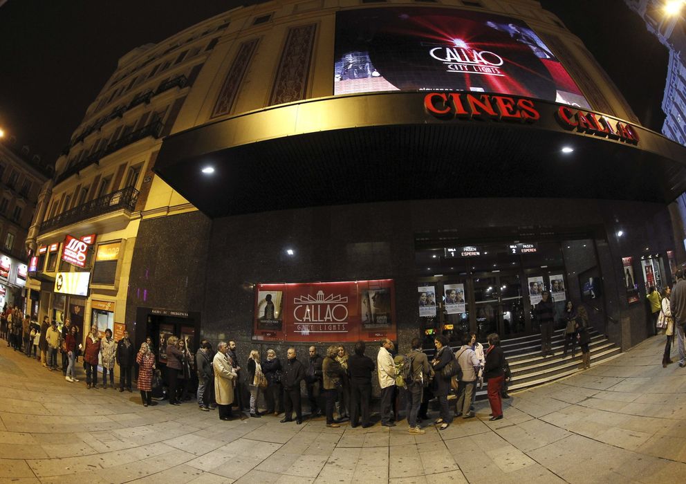 Foto: Colas durante la Fiesta del Cine en Madrid (EFE)