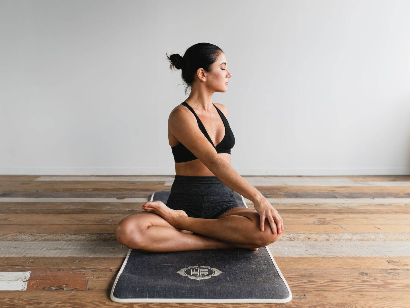 El yoga es una forma ideal para combatir la grasa del vientre (Unsplash)