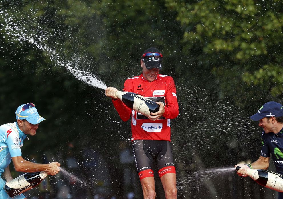 Foto: Horner, en lo alto del podio final de la Vuelta en Madrid.