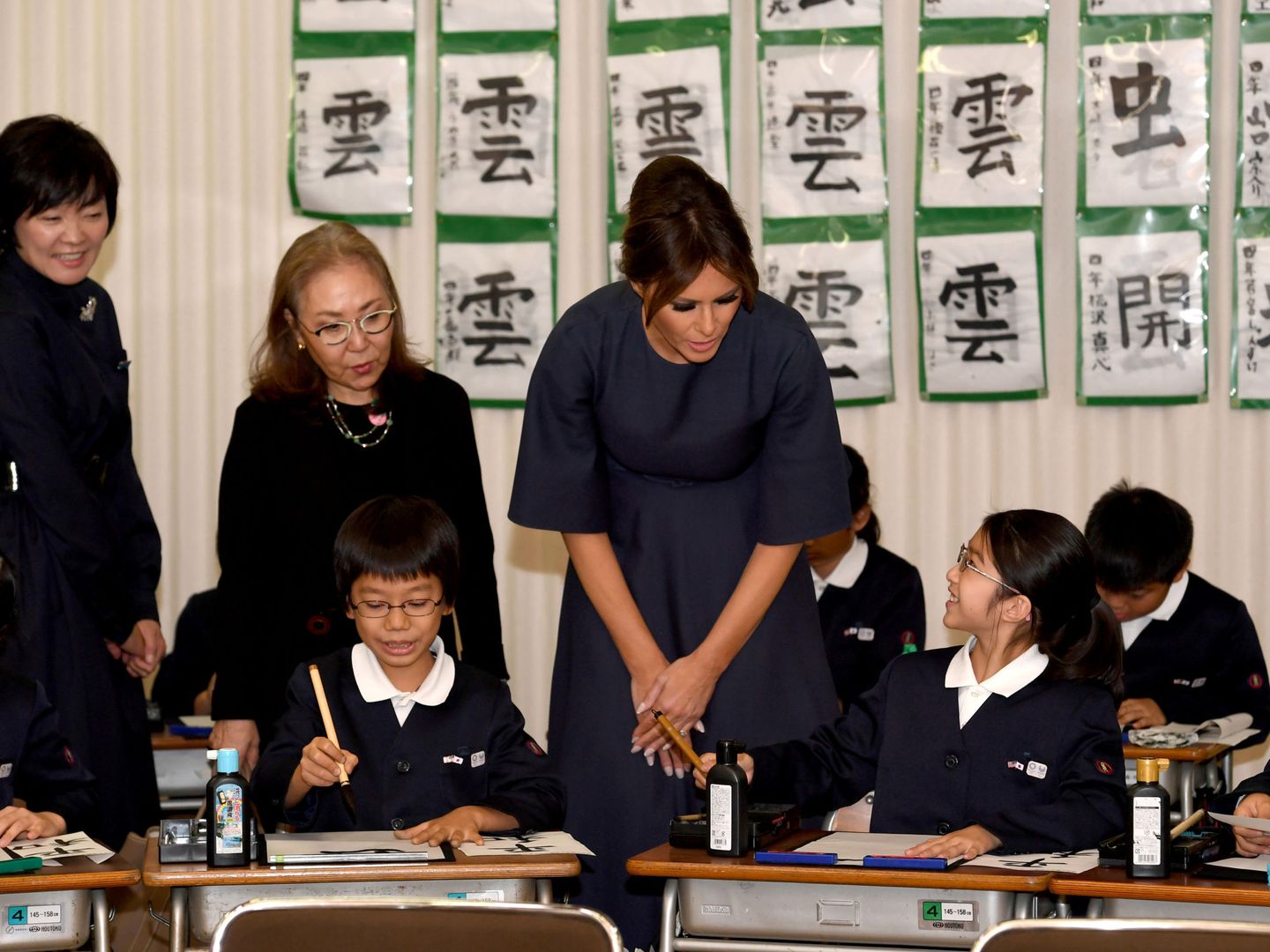 Melania Trump visita un colegio japonés, en noviembre del año pasado. (Reuters/Toshifumi Kitamura Pool)