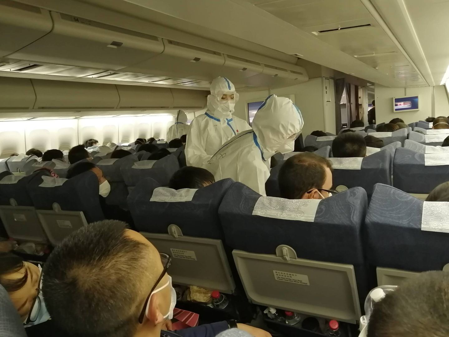 Las azafatas toman la temperatura en el avión. (S. A.)