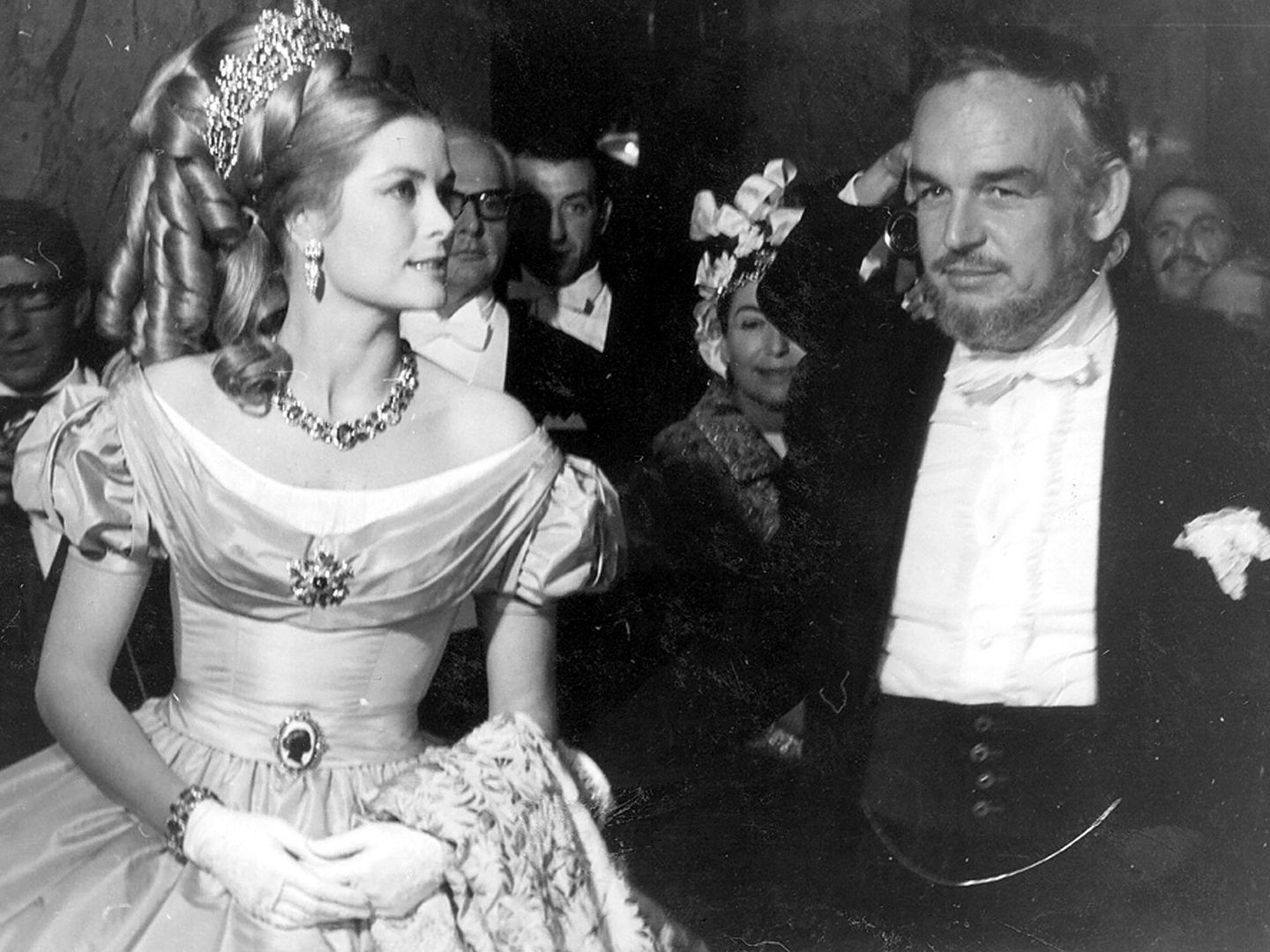 La princesa Grace y el príncipe Raniero III durante el Baile de la Rosa del Centenario, en el Casino de Montecarlo (27 de mayo de 1966. (EFE)