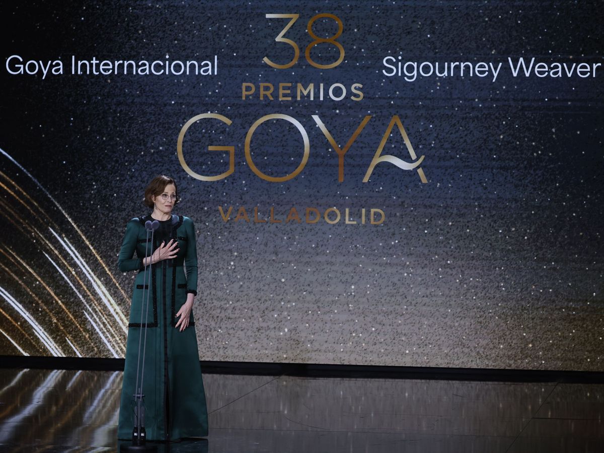 Foto:  Sigourney Weaver recibe el Goya Internacional durante la ceremonia de entrega de la 38ª edición de los Premios Goya. (EFE)