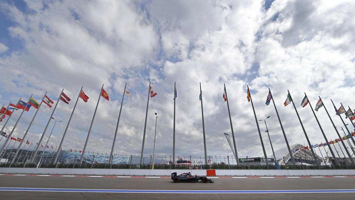 Uno de los monoplazas de McLaren durante los entrenamientos (Efe)